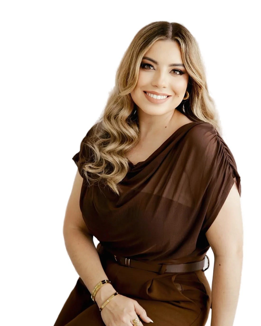 Melanie sentada en un banquillo de madera, sonriendo hacia la cámara